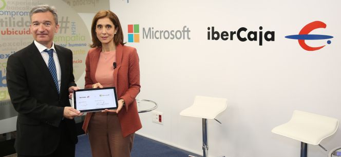 Víctor Iglesias, consejero delegado de Ibercaja, y Pilar López, presidenta de Microsoft España