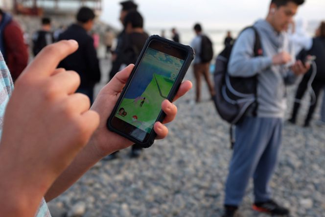 personas jugando a pokémon go