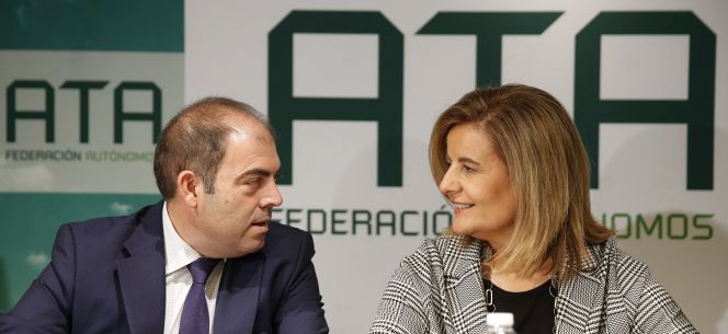 Lorenzo Amor, presidente de la Federación de autómos con la ministra de Empleo y Seguridad Social, Fátima Báñez.