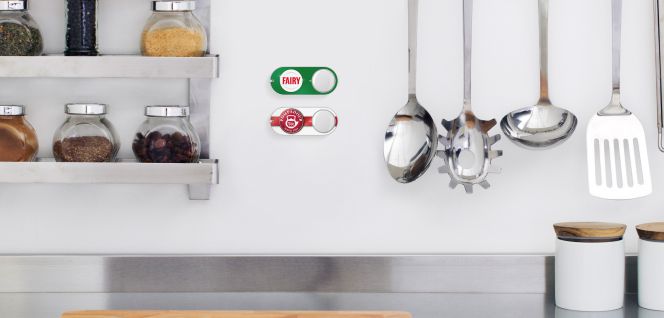 Dos botones de Amazon en la cocina.