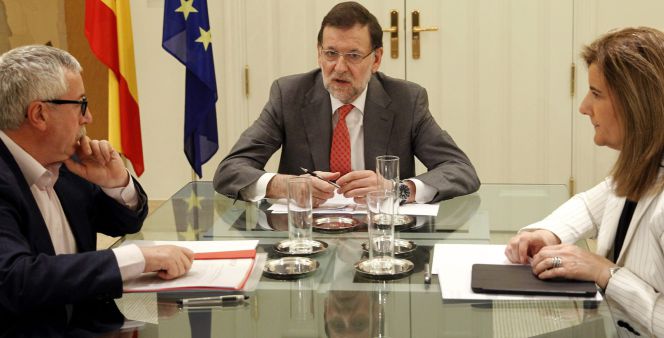 El presidente del Gobierno, Mariano Rajoy, acompañado por la ministra de Empleo, Fátima Bañez, y el secretario general de CC OO, Ignacio Fernández Toxo durante una reunión en el Palacio de La Moncloa.