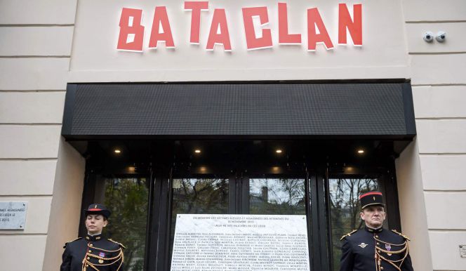 Placa conmemorativa descubierta por Hollande en la entrada de la sala de fiestas Bataclan.