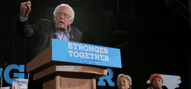 Bernie Sanders, candidato a las primarias demócratas, haciendo campaña por Hillary Clinton (centro) en las presidenciales. A la derecha, el cantante Pharrell Williams.