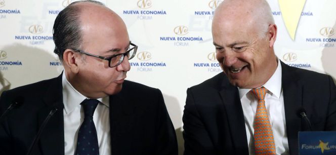 GRA011. MADRID, 14112016.- El exsecretario de estado de Economía, José Manuel Campa (d), junto al presidente de la Asociación Española de Banca, José María Roldán, durante un desayuno informativo celebrado hoy en Madrid.