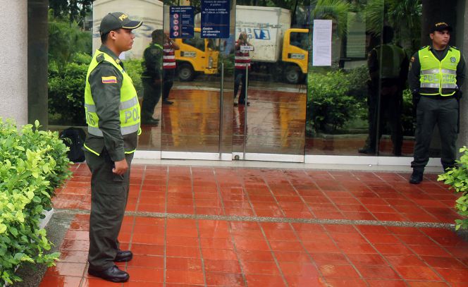 Policías custodian la sede principal de atención al público de Electricaribe en Barranquilla (Colombia).