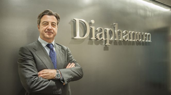 Rafael Gascó, el consejero delegado de Diaphanum posa junto al logo de la sociedad en su sede en Madrid.