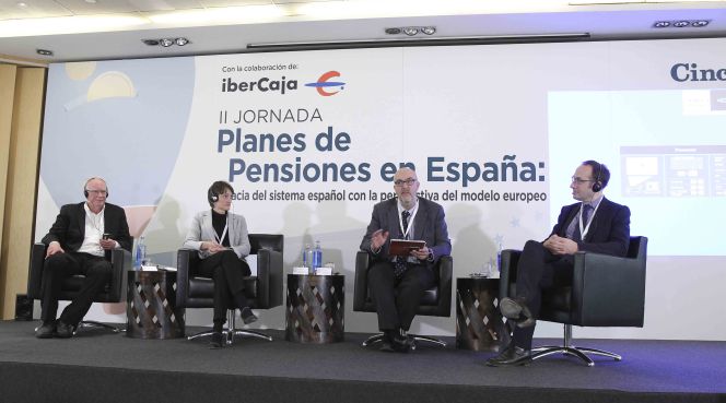 De izquierda a derecha:Edward Palmer, profesor de la Universidad de Uppsalla (Suecia);Tabea Bücher-Koenen, del Max-Planck Institute (Alemania) Y Matthew Blakstad, de NEST (Reino Unido).