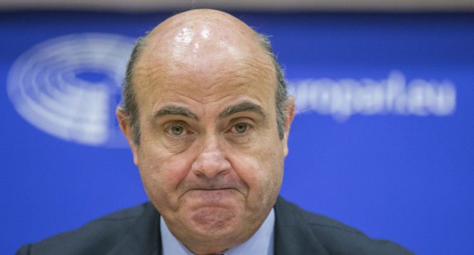 El ministro de Economía, Luis de Guindos durante su defensa en el Parlamento Europeo de las medidas tomadas por el país para corregir el déficit en Bruselas.