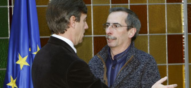 A la derecha, Ramón Górriz, secretario de Acción Sindical y número dos de Comisiones Obreras saluda al diputado popular, Rafael Hernando.