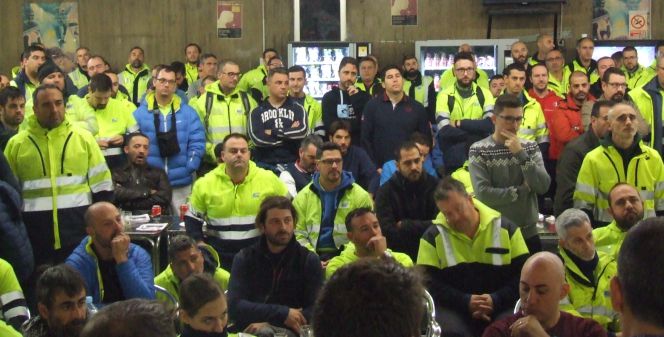 Los estibadores del puerto de Barcelona durante la asamblea realizada esta mañana en los locales de Estibarna.