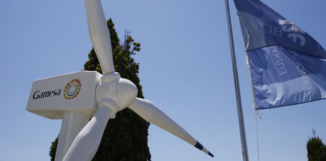 Una replica de un molino de viento de la empresa de energías renovables Gamesa.