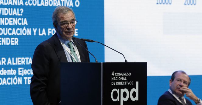 El presidente de la Fundación Telefónica, César Alierta, durante su intervención hoy en la primera jornada del 4º Congreso Nacional de Directivos organizado por la Asociación para el Progreso de la Dirección (APD), donde ha afirmado que España en 2020 tendrá un déficit de 3 millones de jóvenes con formación digital y ha criticado que las universidades españolas no se adapten a los nuevos entornos en los que las tecnologías juegan un papel "importante".