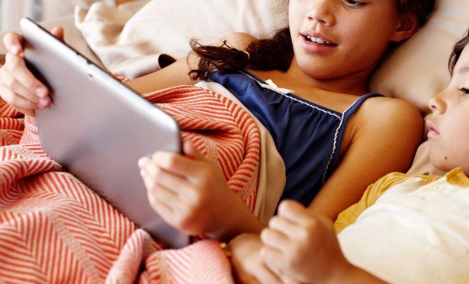 Niños utilizando un tablet