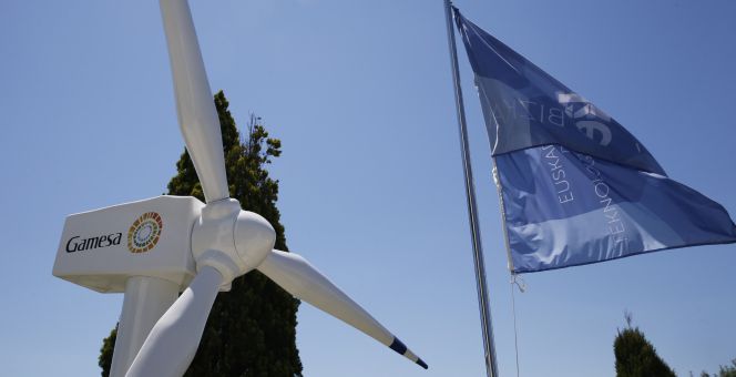 Una replica de un molino de viento que produce energía de la empresa de energías renovables Gamesa. EFEArchivo