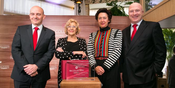 La alcaldesa de Madrid, Manuela Carmena, y la responsable de Cultura de la Comunidad, Anunciada Fernández de Córdoba, junto a los ejecutivos de NH, Ramón Aragonés y Hugo Rovira, en la presentación del NH Collection Suecia.
