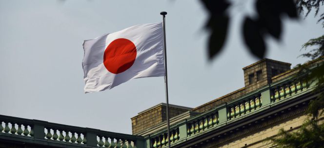Una bandera japonesa ondea en el Banco de Japón (BOJ), en Tokio (Japón).