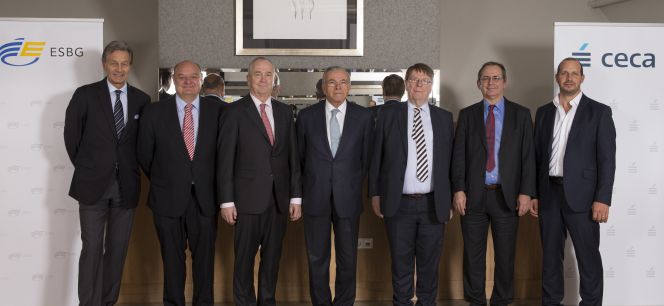 El Presidente de CECA y de la Agrupación Europea de Cajas de Ahorros y Bancos Minoristas, Isidro Fainé, con representantes de la Asociación. rn