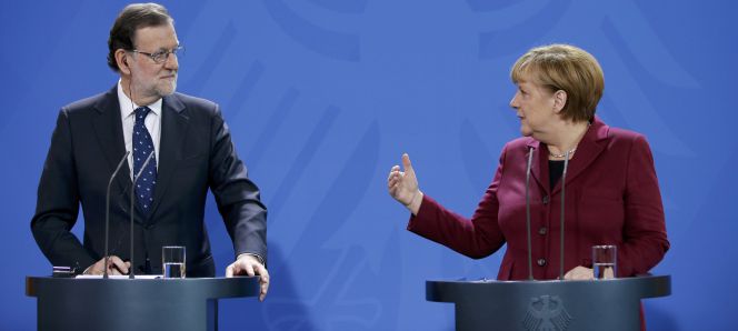 Merkel a Rajoy: "Felicidades, tienes la piel de elefante"
