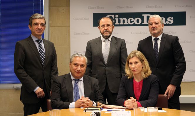 De pie, de izquierda a derecha, Gerardo Cabañas, director general de AutoScout24; Emiliano Nistal, responsable de riesgos especiales y garantías de RACE, y Tomás Herrera, director general de Ganvam. Sentados, Alberto Caballero, jefe de remarketing y vehículo de ocasión de Hyundai Motor España, y Susana Gómez, subdirectora adjunta de normativa de vehículos de la DGT.
