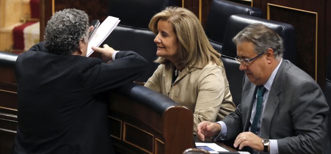 La ministra de Empleo, Fátima Báñez, hablando con el secretario de Estado de la Seguridad Social, Tomás Burgos, y, a la derecha, el ministro del Interior, Juan Ignacio Zoido.