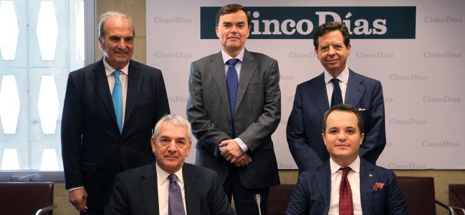 Arriba por la izquierda: Joaquim Gay de Montellà, vicepresidente de CEOE;Tomás López Fernebrand, vicepresidente sénior de Amadeus IT Group; e Íñigo de Palacio, vicepresidente sénior de Indra. Sentados por la izquierda: Ömer Önhon, embajador de Turquía en España; y Arda Ermut, y el presidente de la Agencia de Promoción y Apoyo a las Inversiones de Turquía (Ispat).