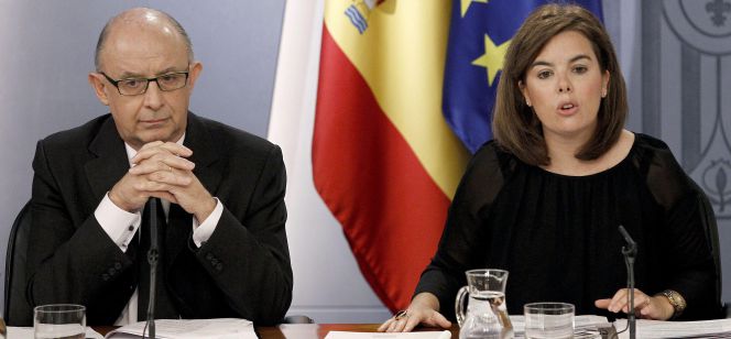 El ministro de Hacienda, Cristóbal Montoro, y la vicepresidenta del Gobierno, Soraya Sáenz de Santamaría.rn