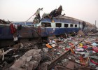 Más de cien muertos por un descarrilamiento en la India Más de cien muertos por un descarrilamiento en la India