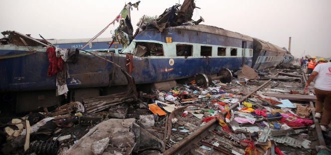Imagen del tren siniestrado cerca de Pukhrayan, in Kanpur (India).
