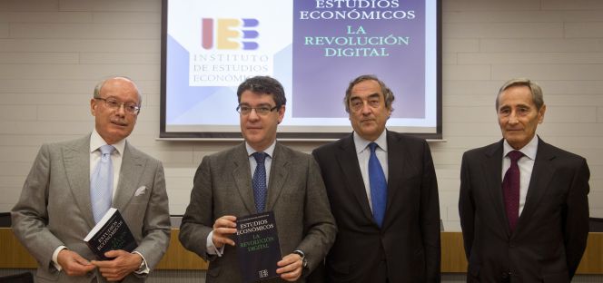 El presidente del Instituto de Estudios Económicos, José Luis Feito, el ministro de Energía, Turismo y Agenda Digital, Álvaro Nadal; el presidente de CEOE, Juan Rosell y el vicepresidente del consejo de Telefónica, Julio Linares.
