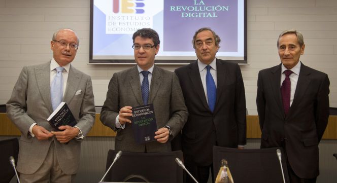 El ministro de Energía, Turismo y Agenda Digital, Álvaro Nadal (2i); el presidente de CEOE, Juan Rosell (2d); el presidente del Instituto de Estudios Económicos, José Luis Feito (i), y el vicepresidente del consejo de Telefónica, Julio Linares, durante la presentación de un monográfico sobre "La revolución digital", hoy en Madrid.