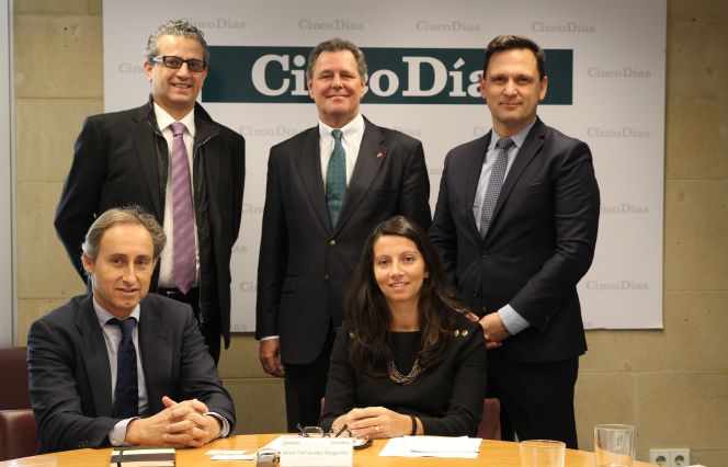 Sentados, Miguel Laserna y María Moreno, de Deloitte y Seopan, respectivamente. Detrás, Firas Khouri y Michael Spalek, de las embajadas de Jordania y Austria, y el directivo de Acciona Infraestructuras Jesús Sierra.