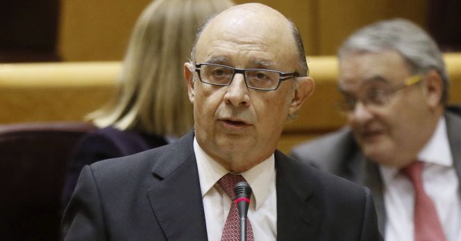 El ministro de Hacienda, Cristóbal Montoro, responde a una pregunta en el pleno del Senado durante la primera sesión de control al Gobierno de la doudécima legislatura.