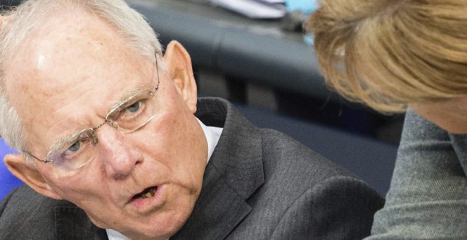 La canciller alemana, Angela Merkel (d), conversa con el ministro de Finanzas alemán, Wolfgang Schäuble, durante el debate de los presupuestos para 2017.