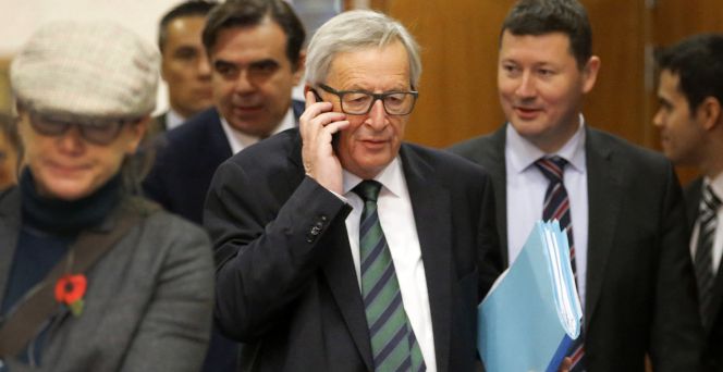 El presidente de la Comisión Europea, Jean-Claude Juncker (c), habla por teléfono móvil a su llegada a la reunión semanal del Colegio de comisarios europeos en Bruselas (Bélgica).