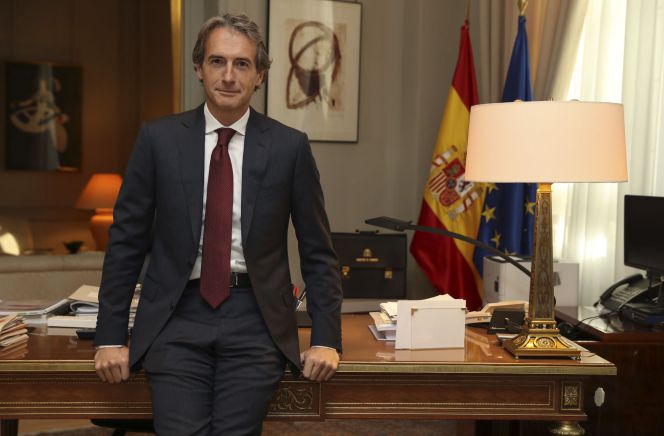 El ministro de Fomento, Íñigo de la Serna, en su nuevo despacho.