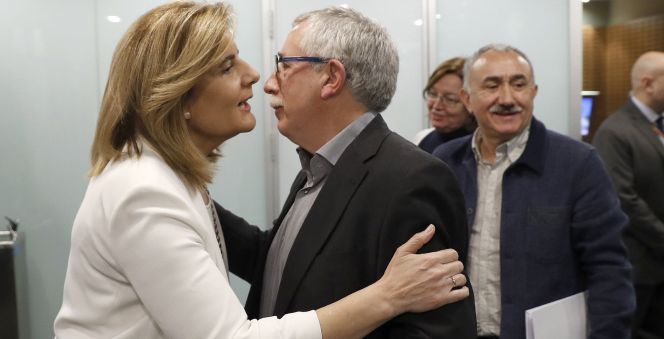 La ministra de Empleo, Fátima Báñez, se despide de los secretarios generales de CC.OO, Ignacio Fernández Toxo (c), y de UGT, Pepe Álvarez, tras la rueda de prensa ofrecida por ambos después de la reunión mantenida esta mañana con el presidente del Gobierno, Mariano Rajoy; el presidente de la patronal CEOE, Juan Rosell, y el presidente de CEPYME, Antonio Garamandi, para impulsar el diálogo social en temas como la creación de empleo o la sostenibilidad de las pensiones. EFEChema Moya