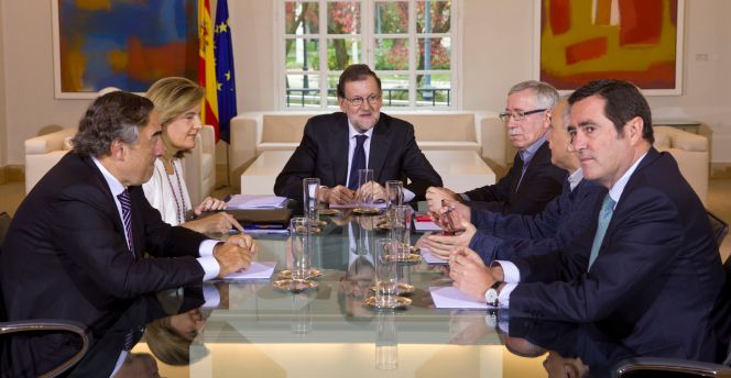 El presidente del Gobierno, Mariano Rajoy, junto a la ministra de Empleo, Fátima Báñez y los líderes sindicales y de la patronal CEOE-Cepyme, ayer en La Moncloa.