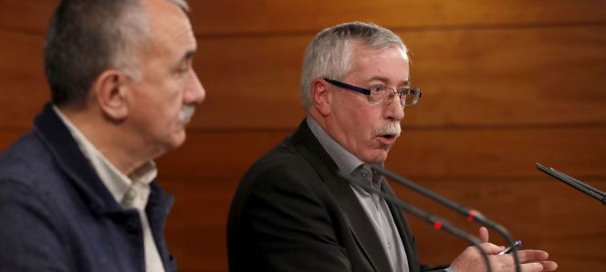 Los secretarios generales de UGT, Pepe Álvarez,iz., y de CC.OO., Ignacio Fernández Toxo,d., durante la rueda de prensa tras la reunión con el presidente del Gobierno, esta mañana en el Palacio de la Moncloa. Mariano Rajoy, ha recibido a los representantes de la patronal y los sindicatos para reiniciar el diálogo social y analizar diversas cuestiones relativas a salarios, empleo, pensiones y competitividad empresarial.