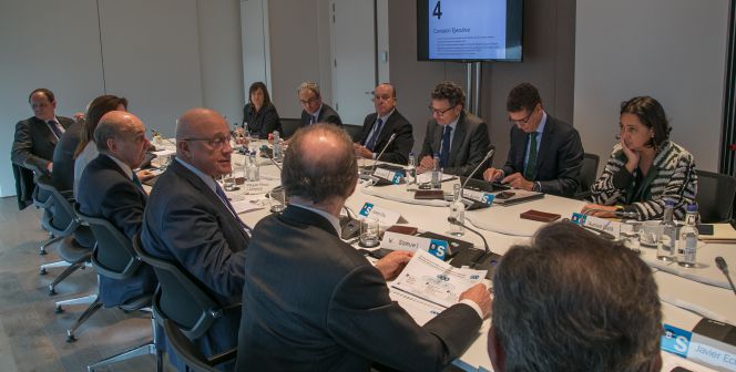 El presidente de Banco Sabadell, Josep Oliu, el consejero delegado, Jaime Guardiola, y otros miembros del consejo de administración del banco, este jueves, en la nueva sede de la entidad en Londres.