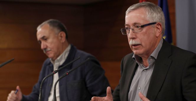 Los secretarios generales de UGT, Pepe Álvarez,iz., y de CC.OO., Ignacio Fernández Toxo,d., durante la rueda de prensa tras la reunión con el presidente del Gobierno, ayer en el Palacio de la Moncloa. Mariano Rajoy, ha recibido a los representantes de la patronal y los sindicatos para reiniciar el diálogo social y analizar diversas cuestiones relativas a salarios, empleo, pensiones y competitividad empresarial.