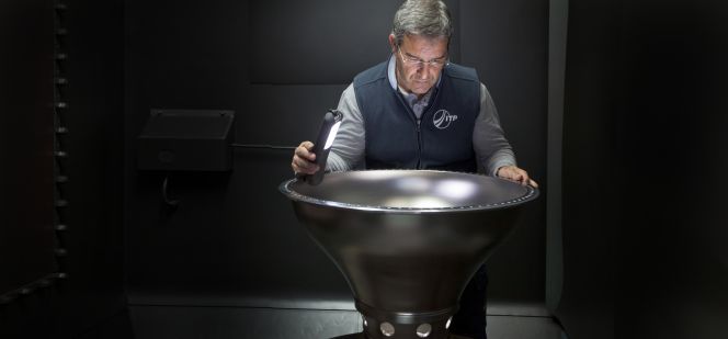 Un técnico de ITP supervisa un equipo.La empresa vasca es líder mundial enproducción de turbinas de baja presión.