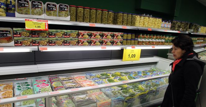 Una consumidora en el lineal de congelados de una gran superficie.