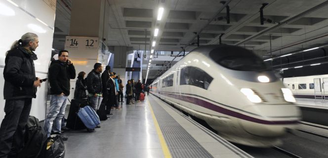 Vista de un tren AVE en la estación de Girona.