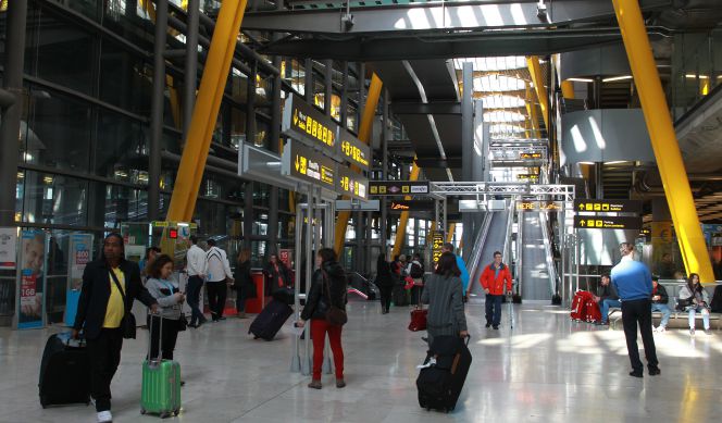 Interior de la terminal 4 del aeropuerto madrileño de Barajas.