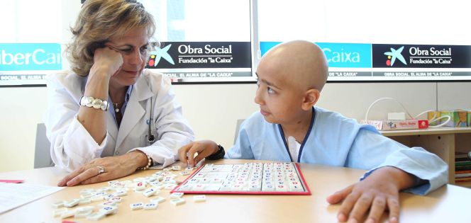 Un paciente de un hospital madrileño juega en un espacio CiberCaixa Hospitalarias de la Obra Social La Caixa.