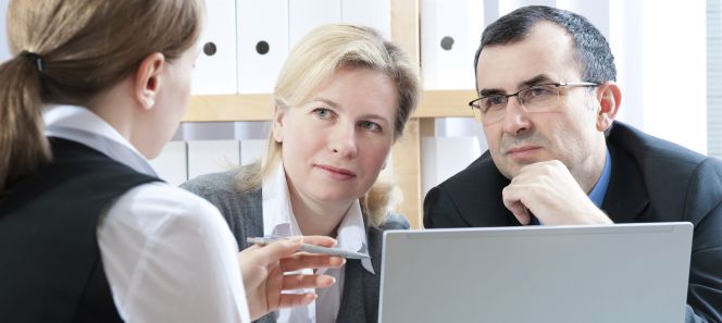 Una pareja consulta a una asesora financiera.