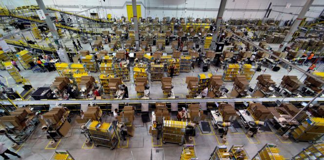 Imagen de uno de los centros de distribuición de Amazon en Francia.