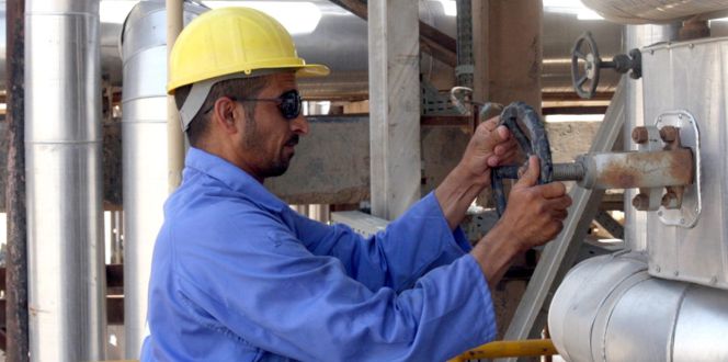 Un operario ajusta una válvula en la refinería de Baiji, a unos 180 kilómetros al norte de Bagdad (Irak). EFEArchivo