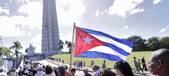 Cubanos haciendo cola para rendir sus respetos Fidel Castro en el Memorial José Martí en La Habana.
