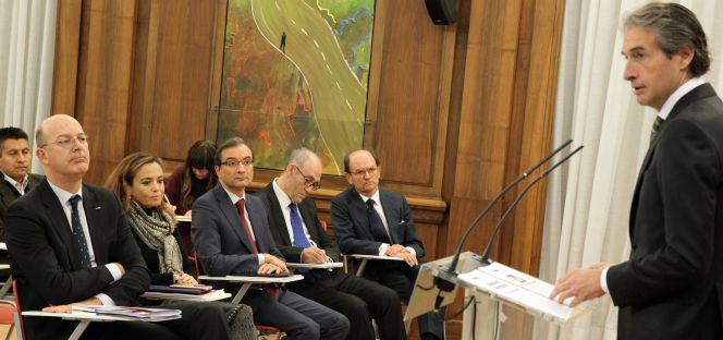 El ministro de Fomento, Íñigo de la Serna, ayer durante la adjudicación del pedido a Talgo.
